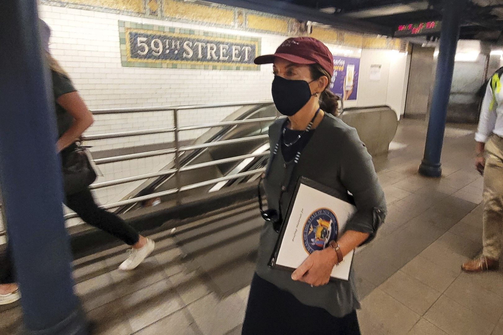 Тази снимка, предоставена от Службата на губернатора, показва Кейти Хокул, докато минава през станция на метрото, в Ню Йорк, сряда, 4 август 2021 г. 