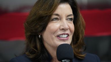 Шейсет и две годишната Кейти Хокул се озова под светлината