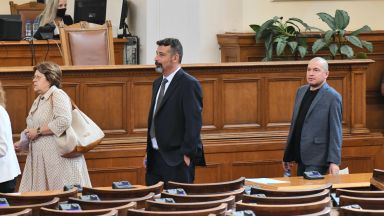 Партиите на протеста по точно две от тях кръстосаха шпаги на