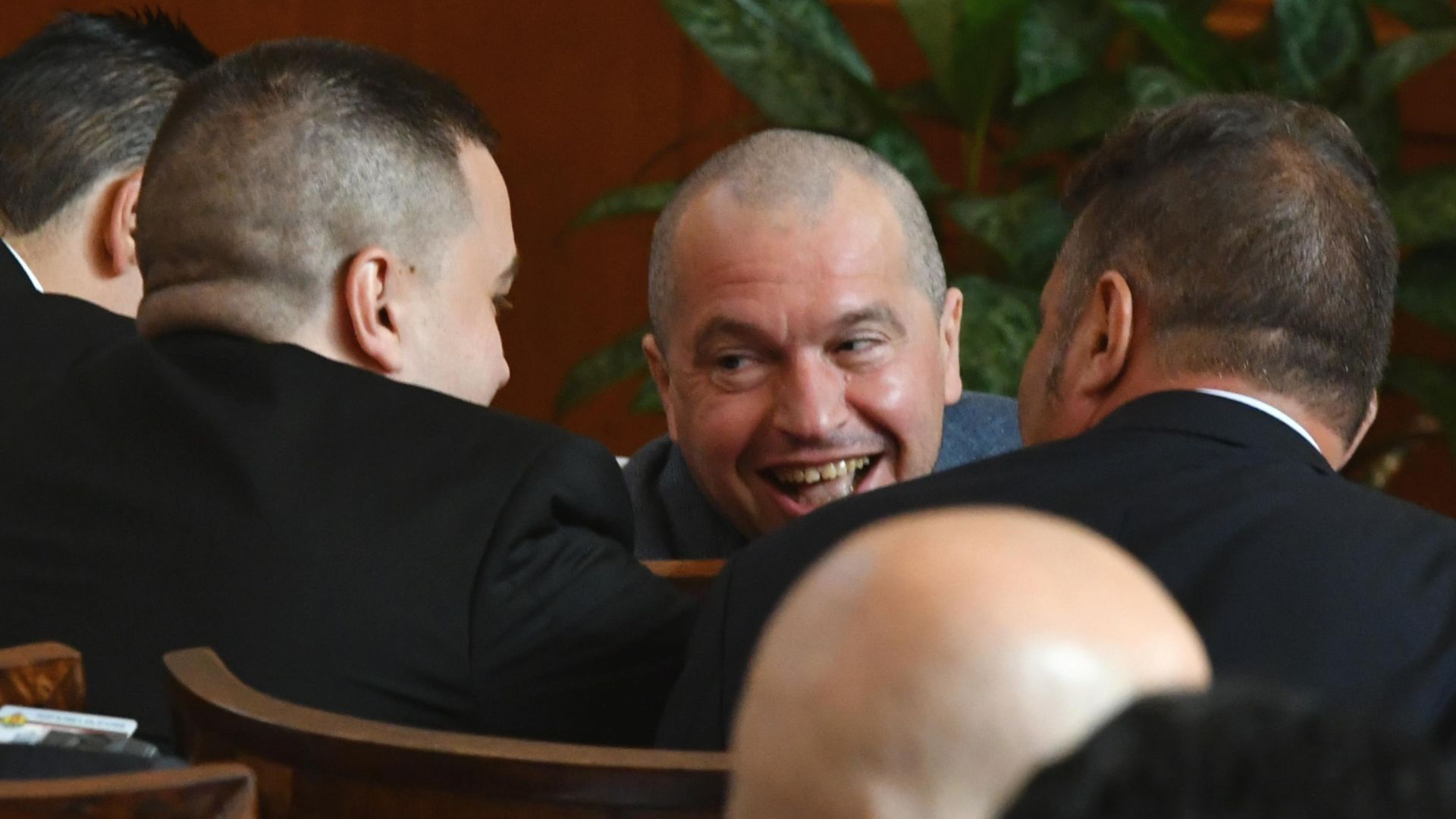 Горещ ден за депутатите в Народното събрание (снимки) 