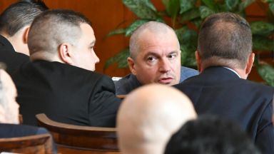 Инспектори на РЗИ София изненадващо влязоха на проверка в Народното събрание