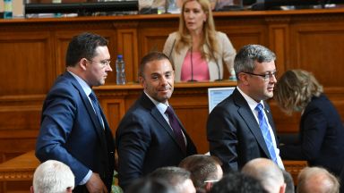 ГЕРБ чака реакция от президента: Защо Минеков гони редакцията на "Труд" от министерска сграда