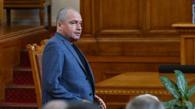 На мен в този парламент вече ми се повръща от