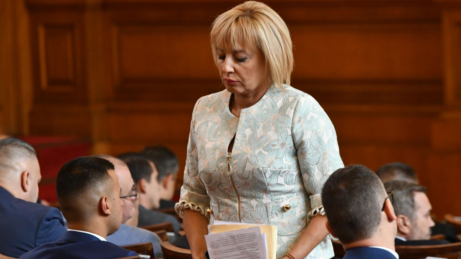 Манолова призова за контракризисен кабинет без партийни лица за министри