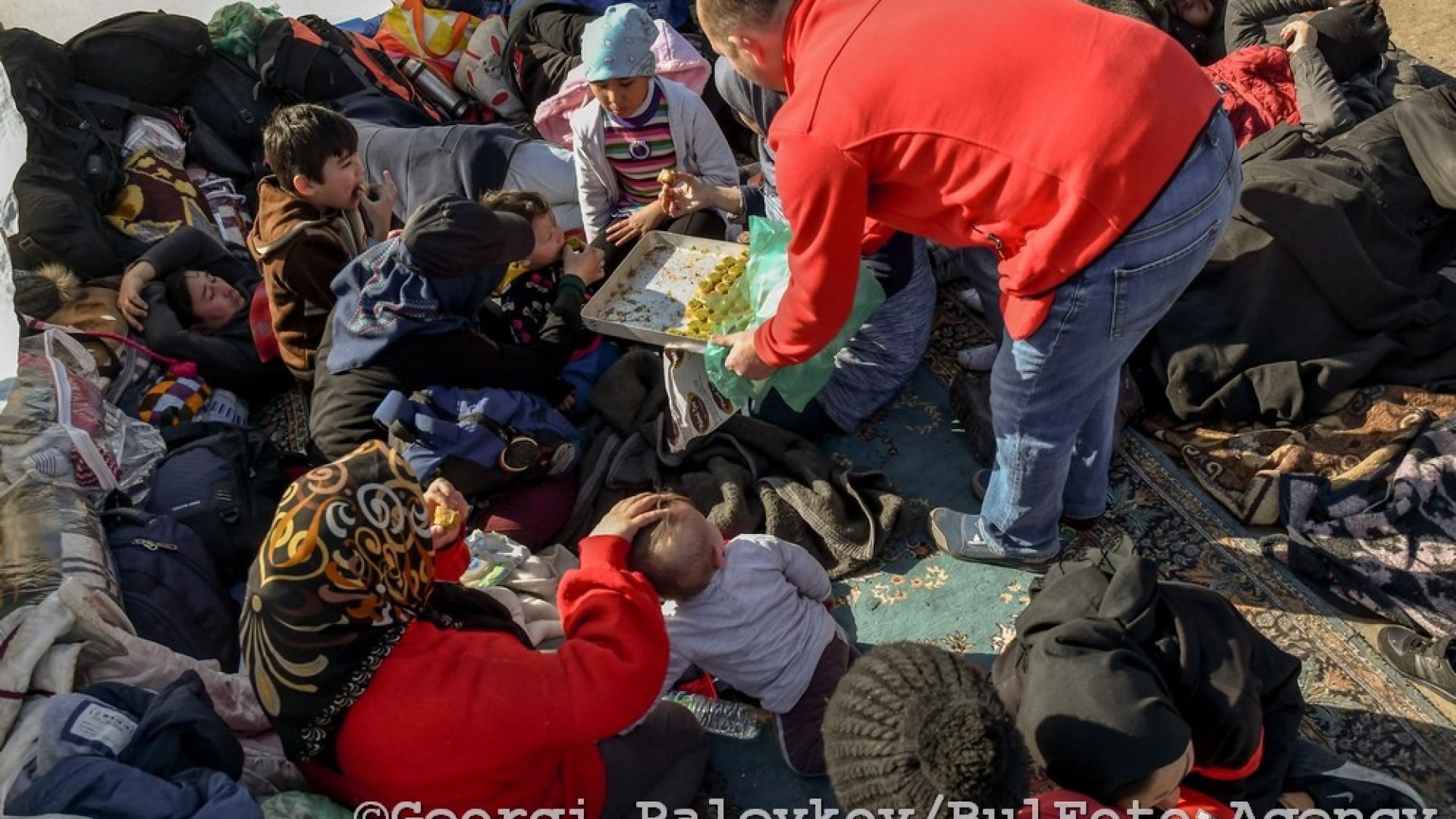 Доброволци постоянно раздават баклава на бежанците
