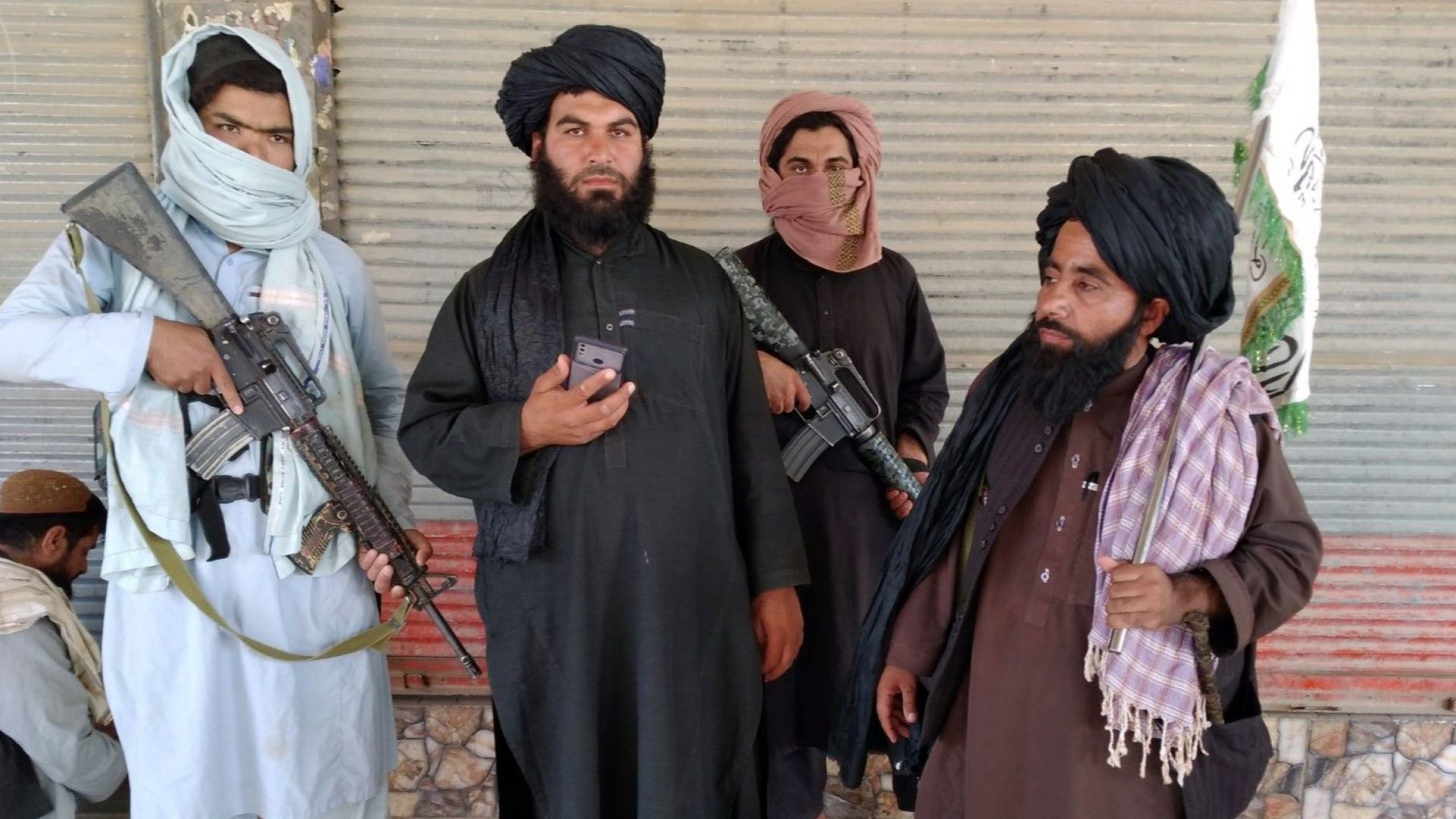Талибаните превземат столиците на провинциите една след друга. На снимката - талибански бойци след превземането на Фарах