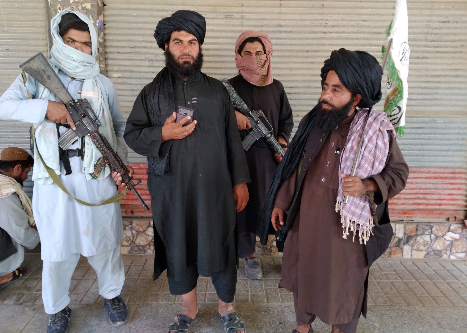 Талибаните превземат столиците на провинциите една след друга. На снимката - талибански бойци след превземането на Фарах