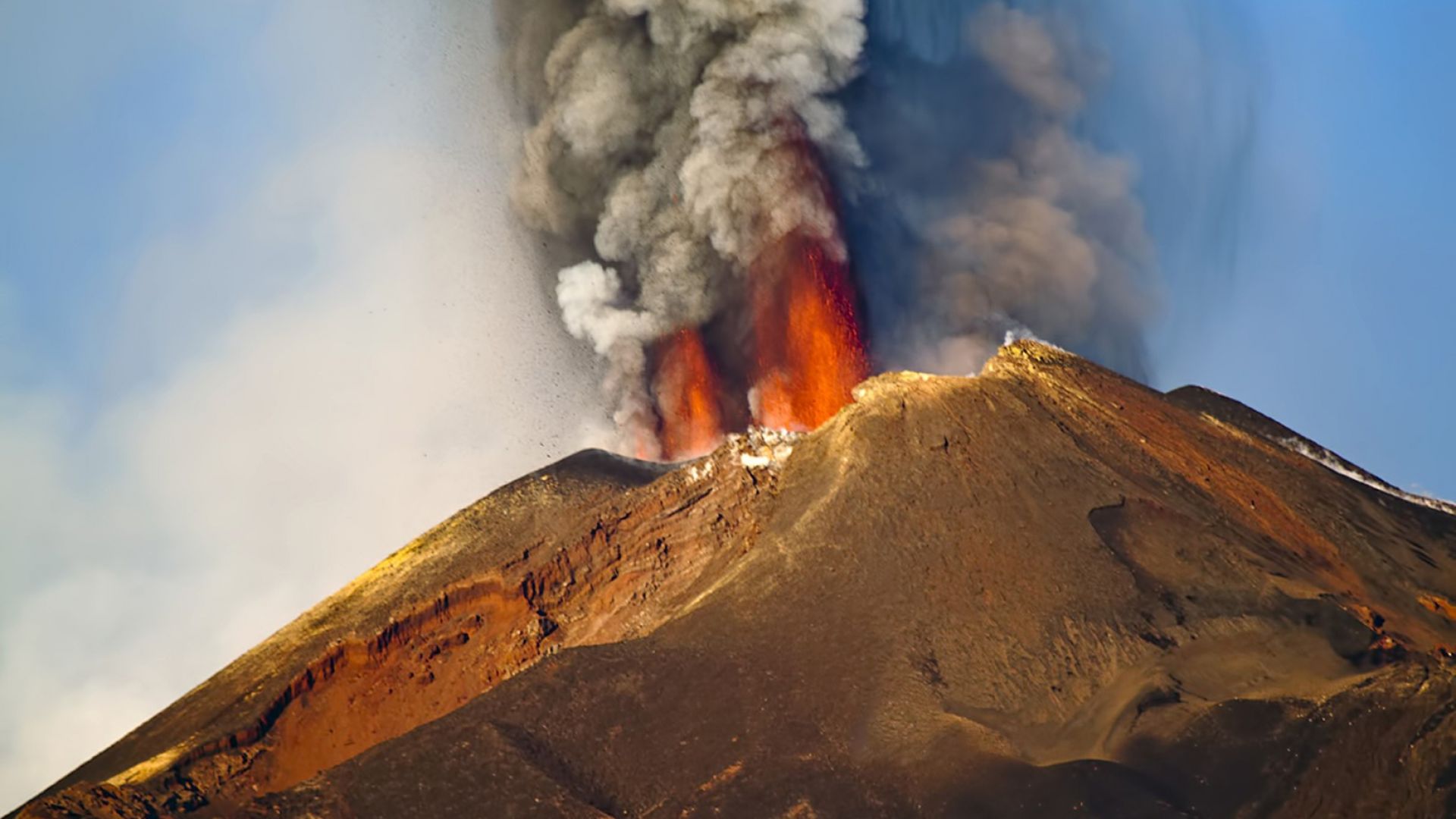 След 6 месеца изригвания вулканът Етна вече е по-висок и има нов връх