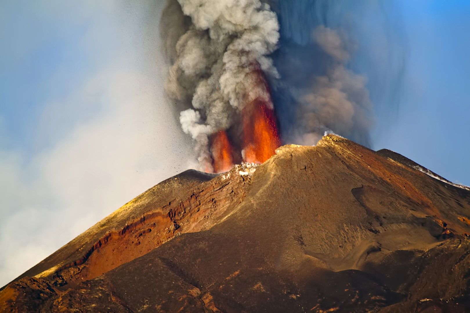 Изригване на вулкана Етна на остров Сицилия, Италия
