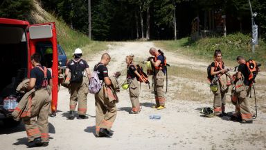 Продължава гасенето на пожара над Боровец в Рила планина в