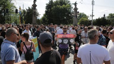 Собственици и служители на заведенията поискаха нов здравен план и