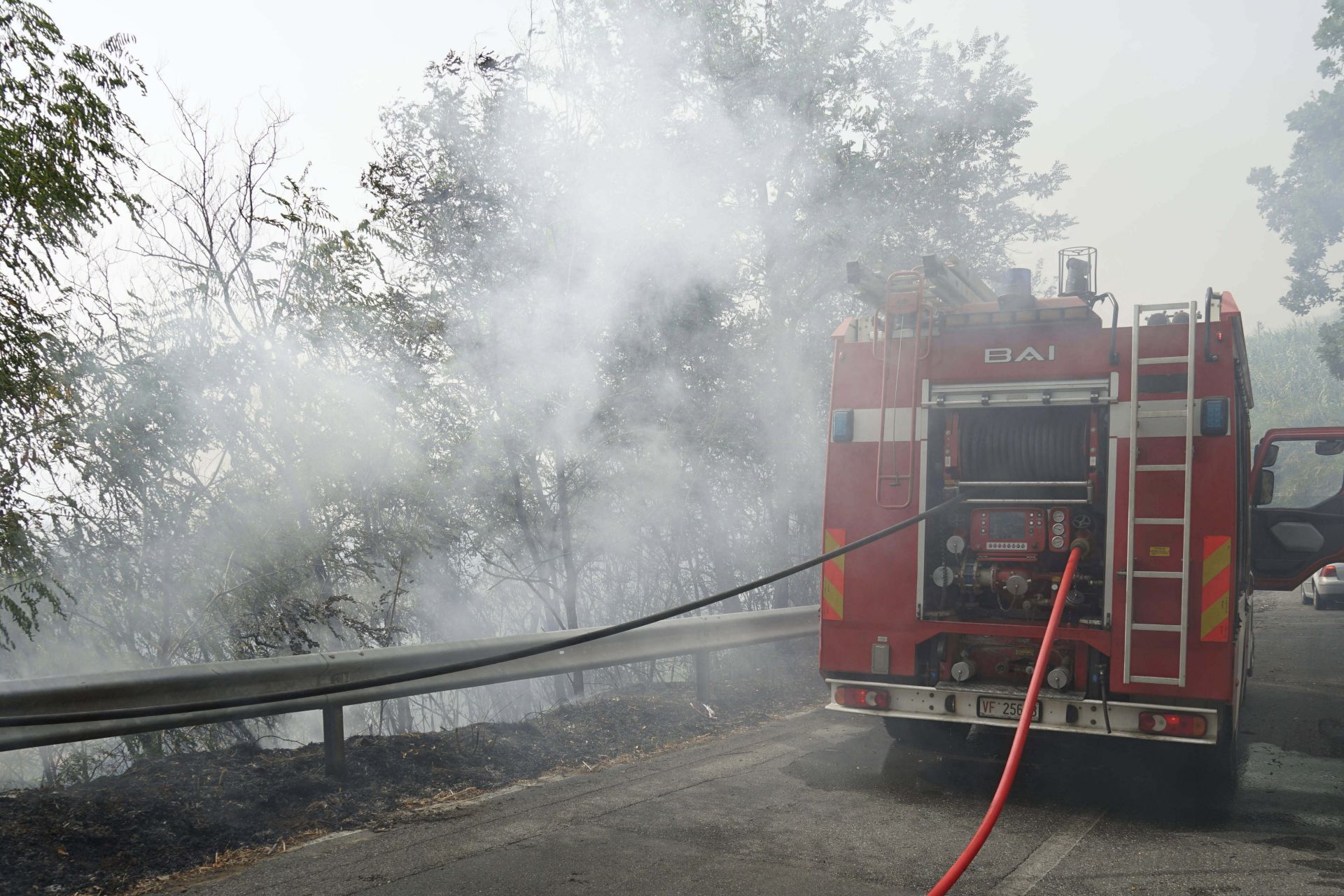 Пожарникарите, които контролират пожар във Фускалдо, близо до Козенца, Калабрия