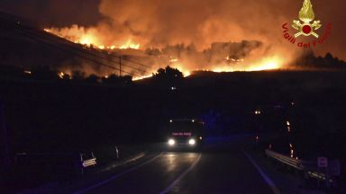 Горски пожари бушуваха днес в Южна Италия изпепелявайки хиляди акра