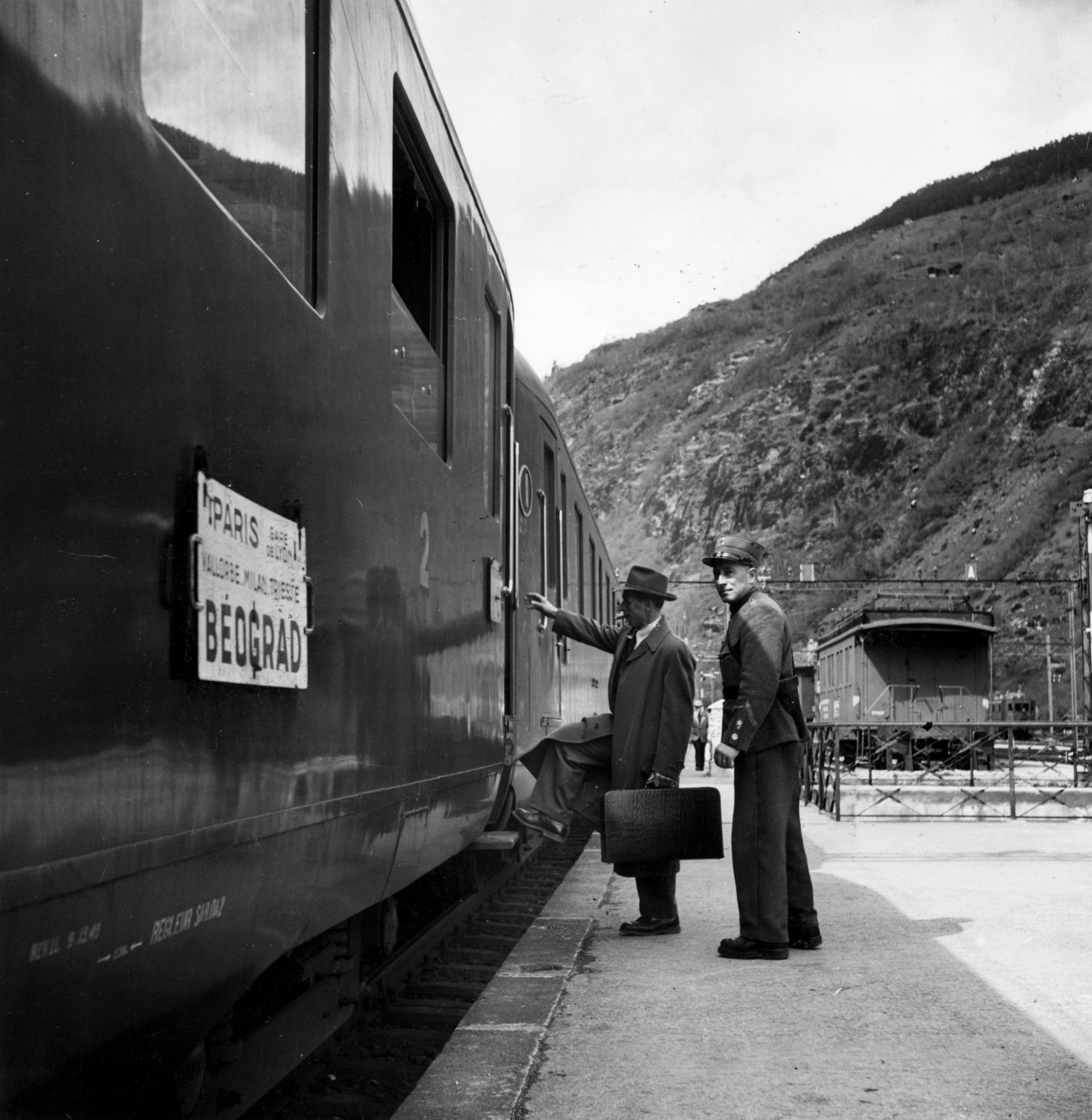 19 март 1951 г.: Американски и гръцки представители на властта присъстват на церемония на Атинската железопътна гара, за да отбележат повторното откриване на Симплон-Ориент Експрес и първия влак от Втората световна война насам.