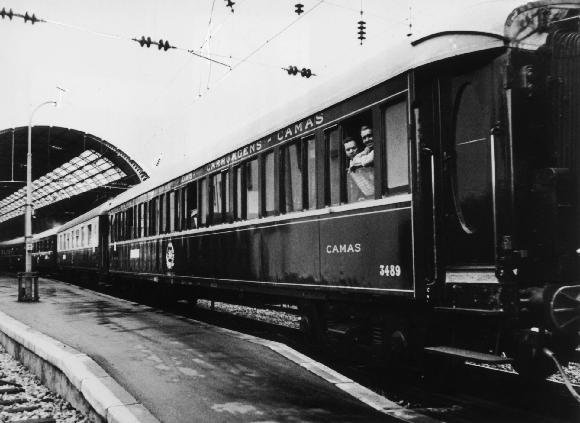 Стюард във вагон ресторанта. Ориент Експрес  напуска станция Виктория, Лондон, 25 май 1982. 