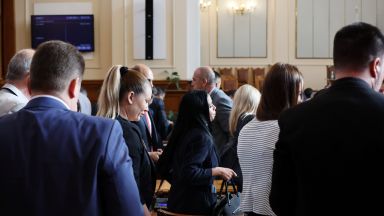 Партиите коментираха новина че президентът ще връчи третия мандат за