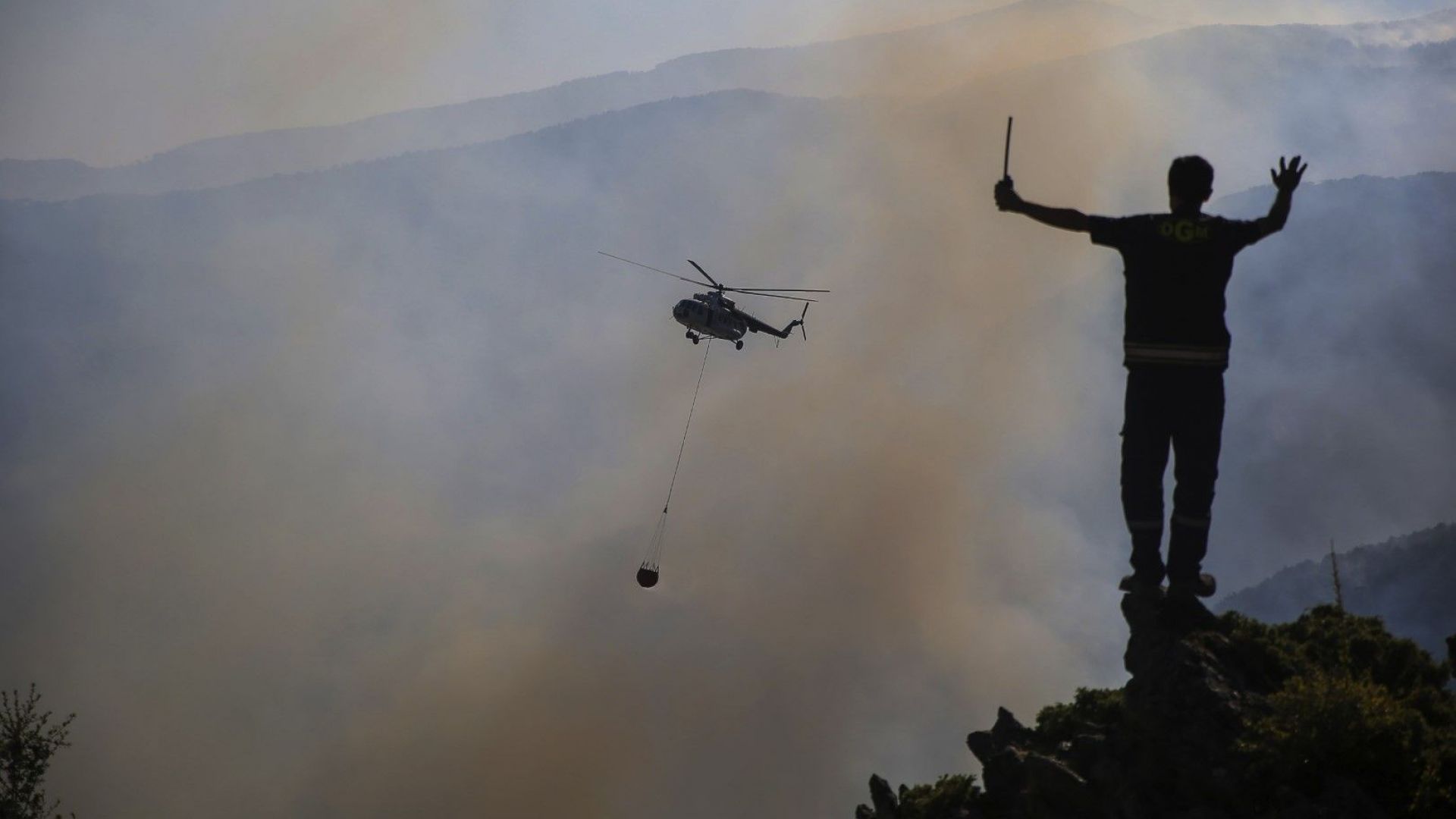 3000 пожара за 17 дни: Предлагат държавно предприятие за въздушна помощ