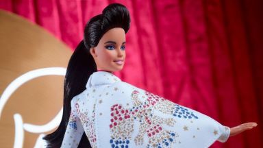 Куклата Барби облече емблематичен костюм на Елвис Пресли в негова чест