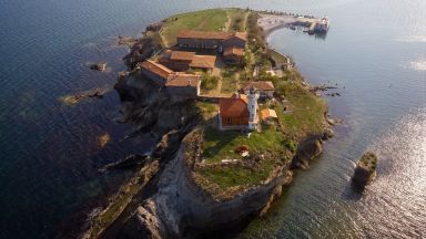 Туристическите разходки до острова с двата кораба Анастасия и Бургас