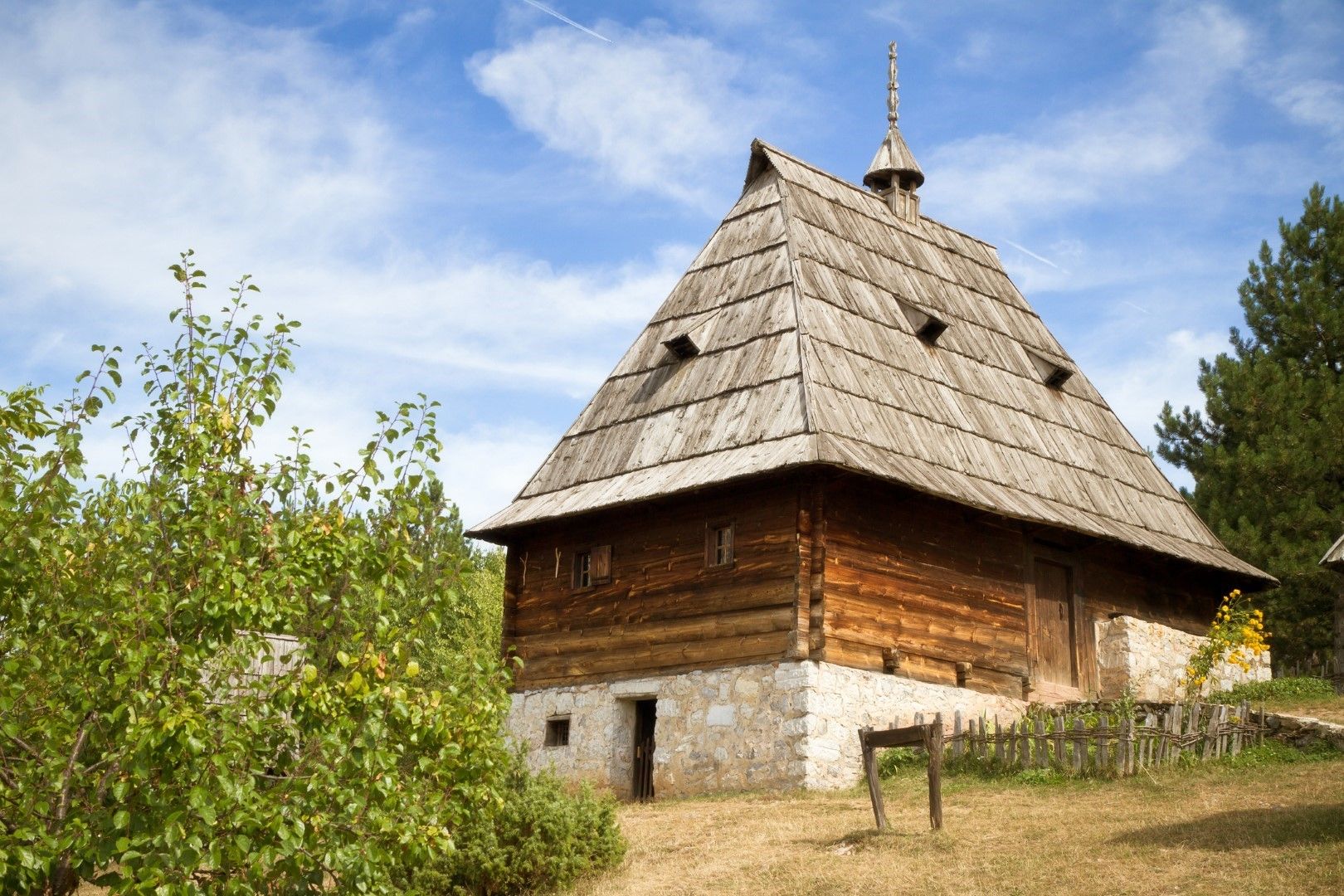 Етно село Сирогойно в Сърбия