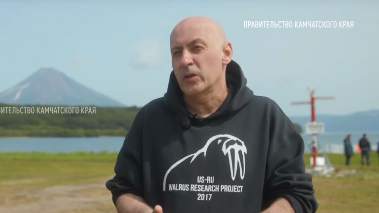 Осем души бяха спасени по чудо, след като хеликоптер се