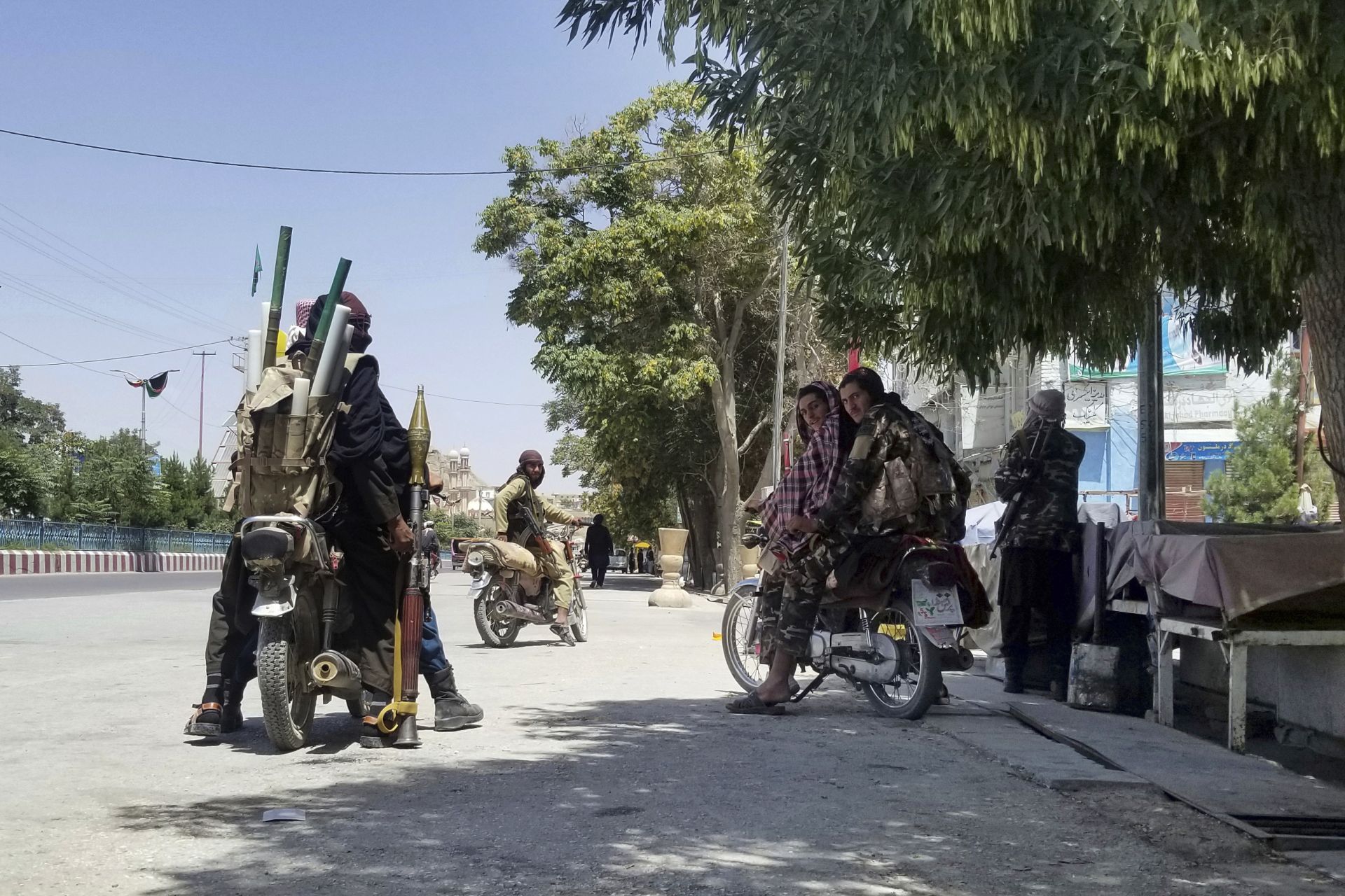 Бойци на талибаните патрулират в град Газни, югозападно от Кабул