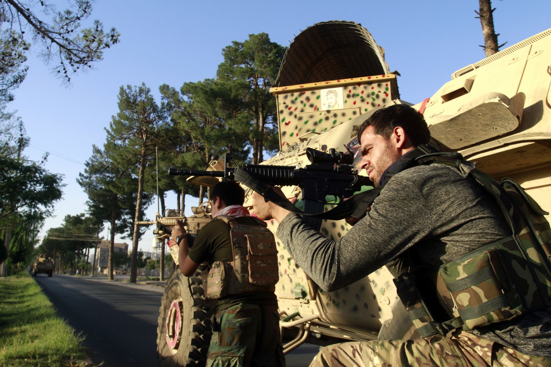 афганистанският персонал по сигурността заема позиция по време на битки между талибаните и афганистанските сили за сигурност в провинция Херат