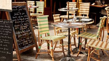 Новият здравен пропуск във Франция създава големи главоболи на рестораньорите