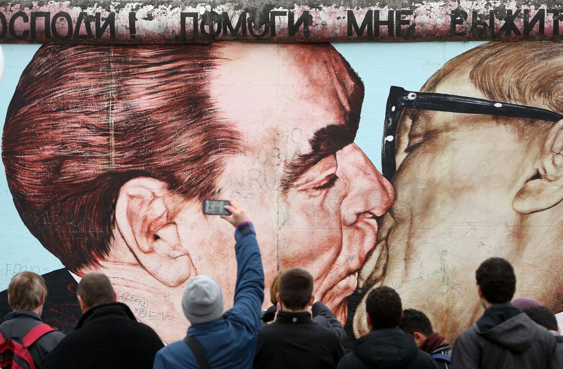  Най-популярният и запомнящ се е с голям надпис "Господи, помогни ми да оцелея сред тази смъртоносна любов". Надписът с червени букви е обхванал като рамка рисунката със заглавие "Братска целувка". Прерисуваната снимка от 1979 година на двамата комунистически лидери на съветския съюз и ГДР, която познава света - Леонид Брежнев и Ерих Хонекер, демонстрира с братска целувка съветската и източногерманската власт. 