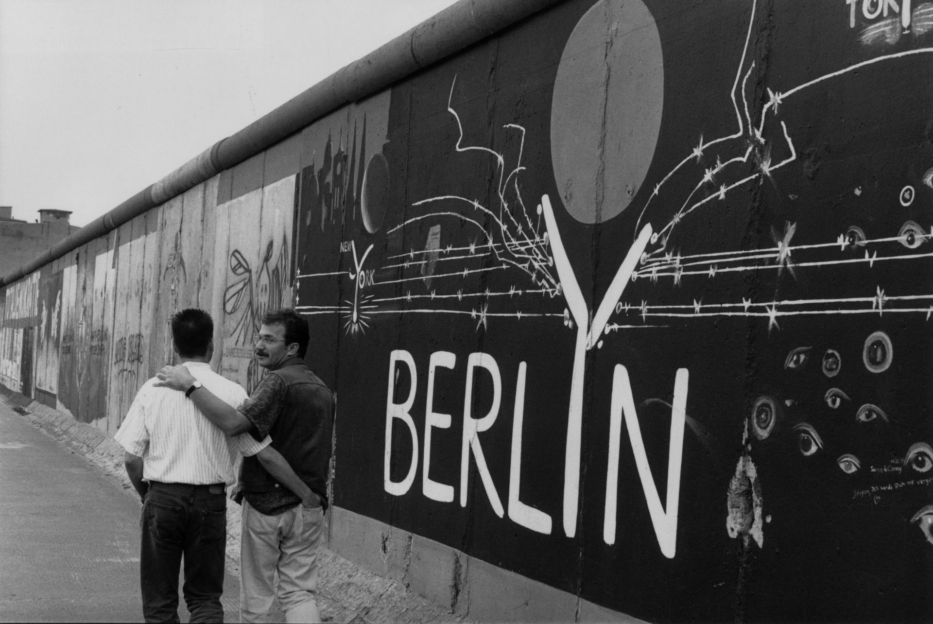 Първите графити по Берлинската стена се появяват още в годината на събарянето ѝ - 1989 г.