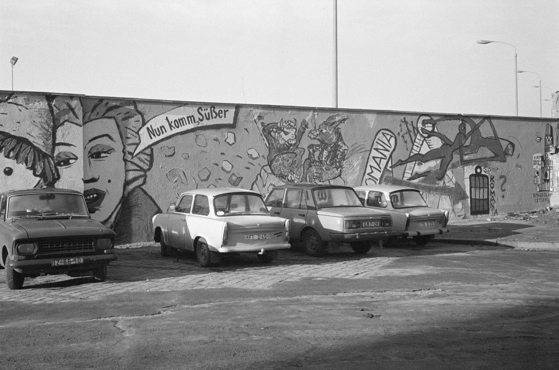 Върху Берлинската стена се появяват едни от първите графити в Европа