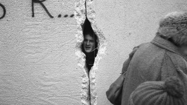 Стената е построена най вече за да спре изселването на източногерманци