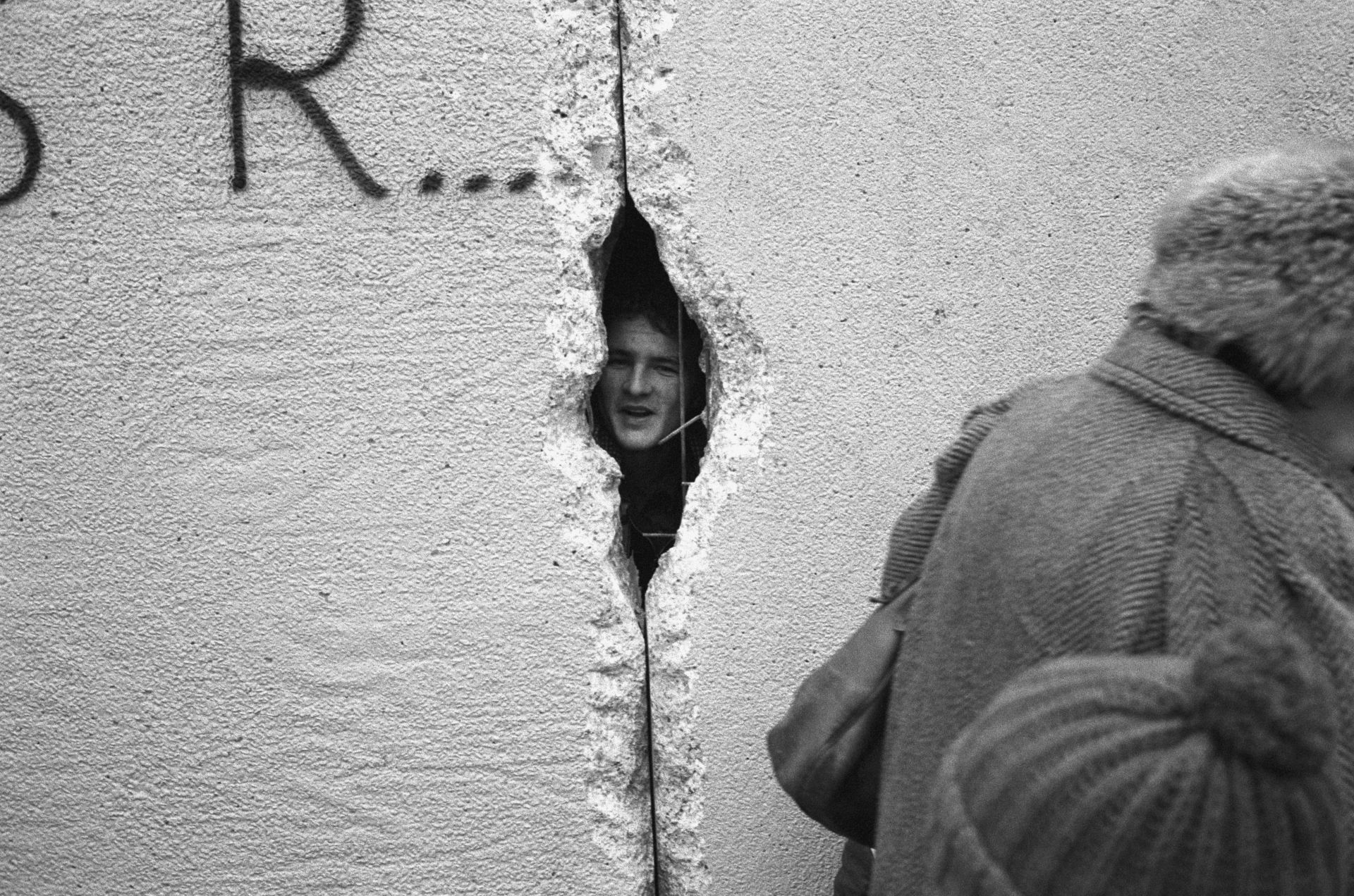 Една от най-популярните снимки на Берлинската стена