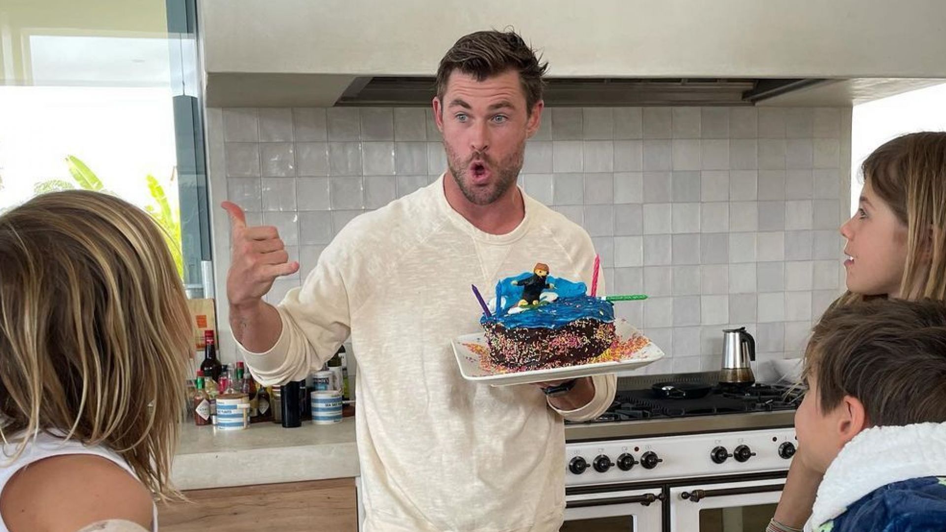 Децата на Крис Хемсуърт го изненадаха със собственоръчно направена торта за рождения му ден