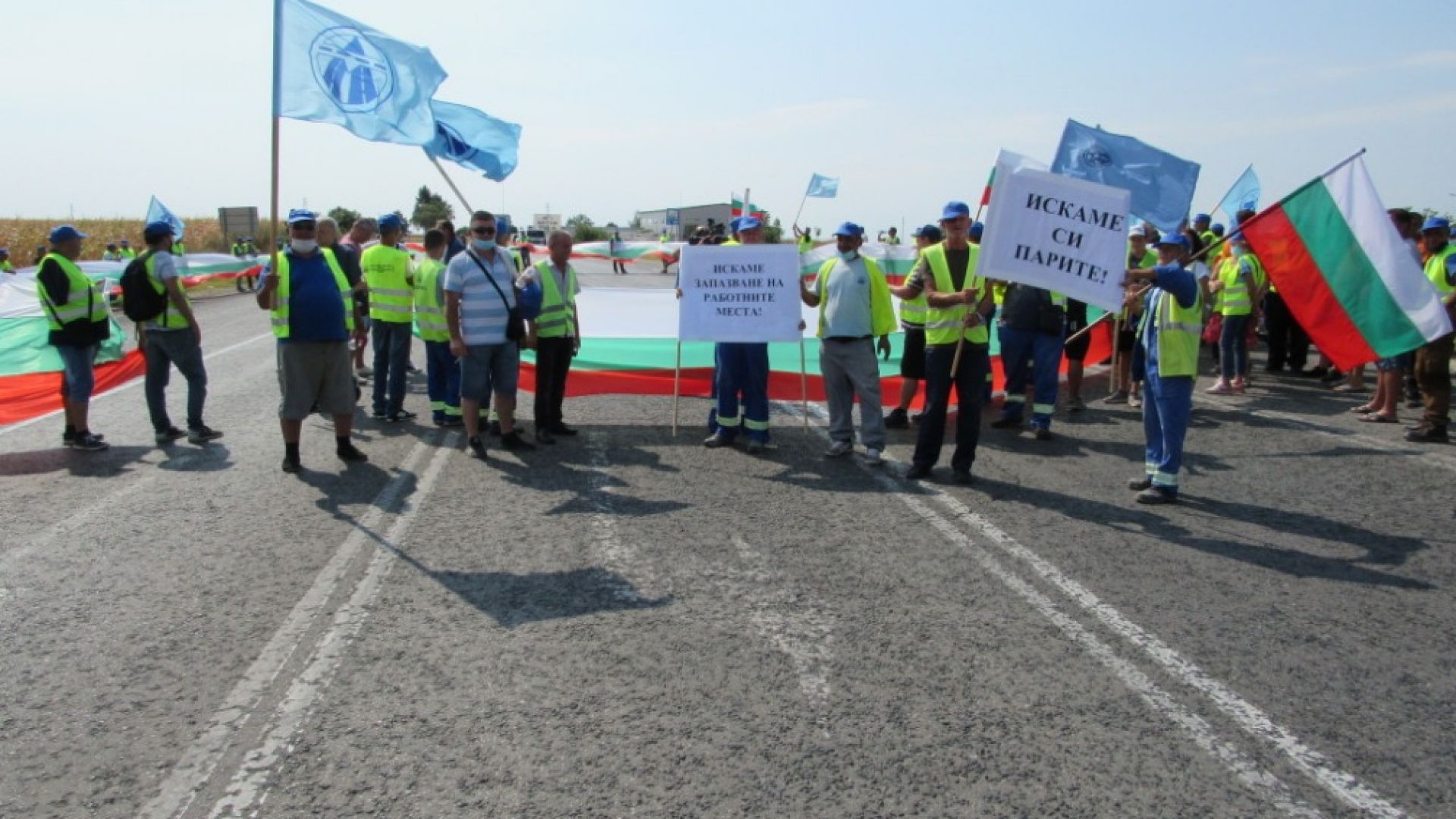 "Искаме си парите и работните места": Пътни строители на протест пред МС и на "Хемус" (снимки)