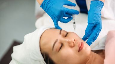 Големи кръгли очи уши като на елф издължено лице прав