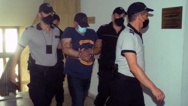 При засилена охрана съдът в Бургас реши да остави за