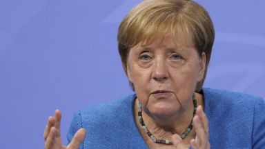 Германската канцлерка Ангела Меркел ще получава месечна пенсия от близо
