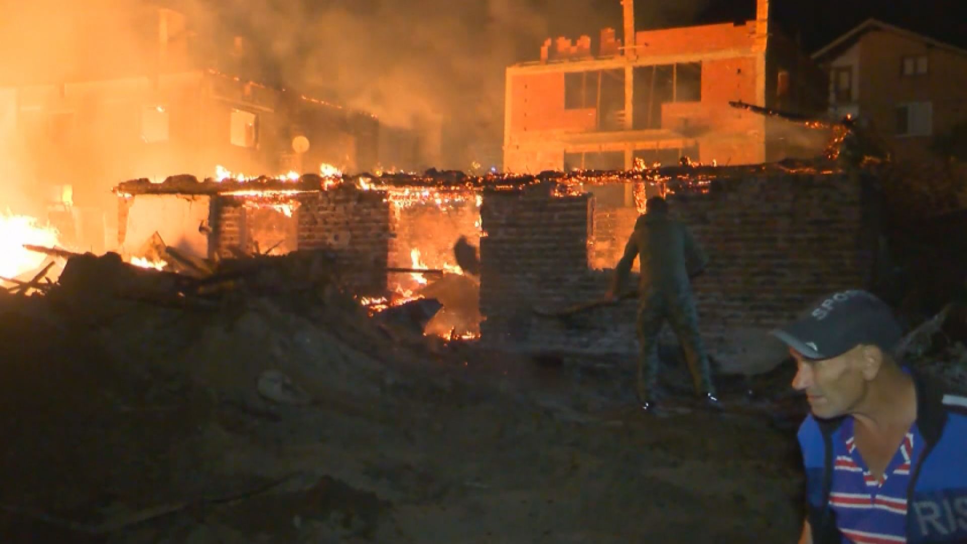 6 къщи и селскостопански постройки са изпепелени при пожара във велинградското село (снимки)