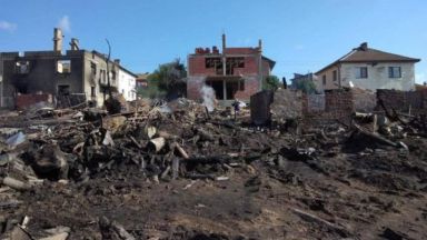 Всички семейства чиито домове изгоряха при пожара във велинградското село