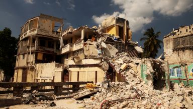 Най малко 29 души са загинали при мощното земетресение в
