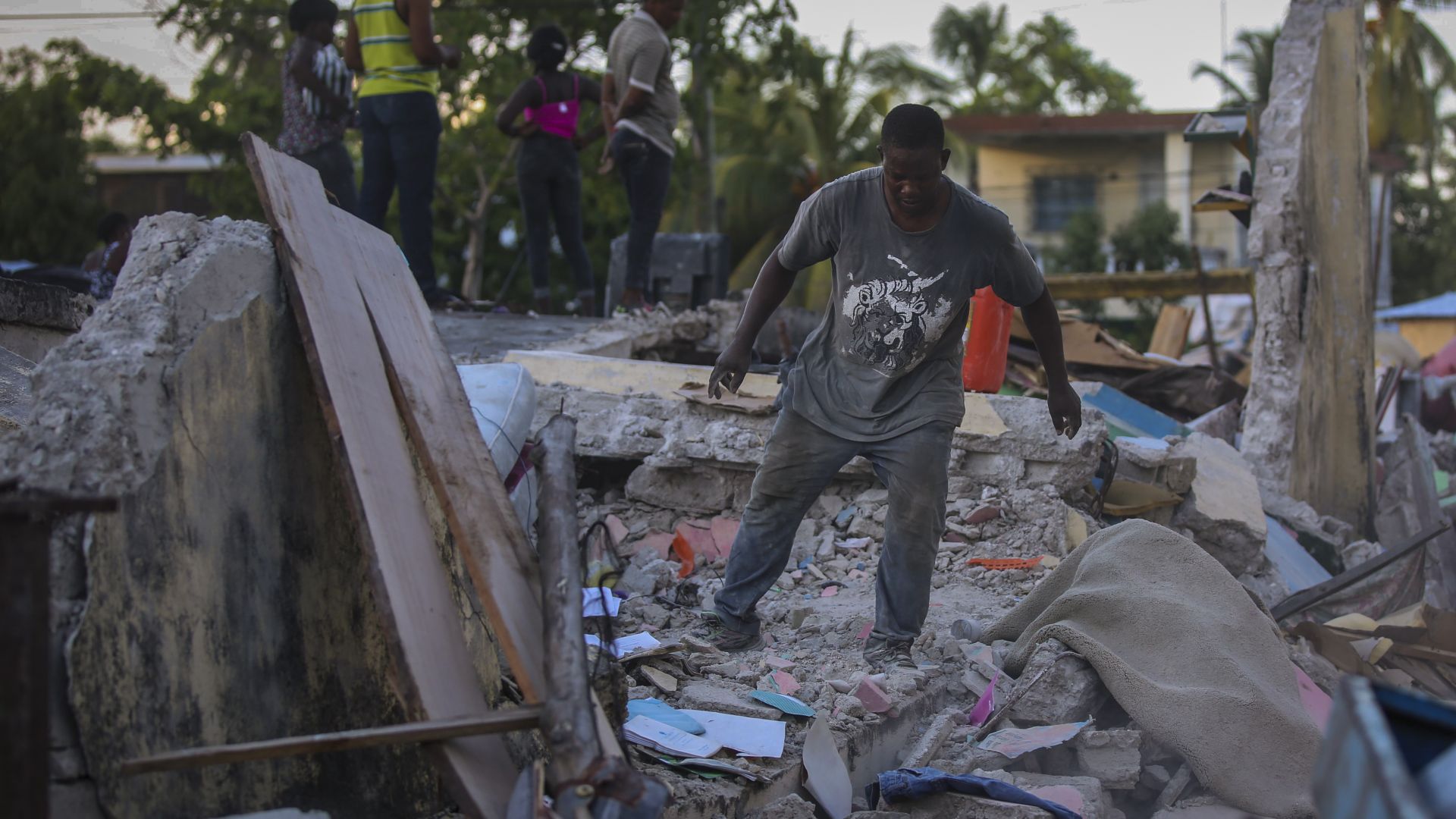 Извънредно положение, над 300 загинали, а Хаити продължава да се тресе (снимки)