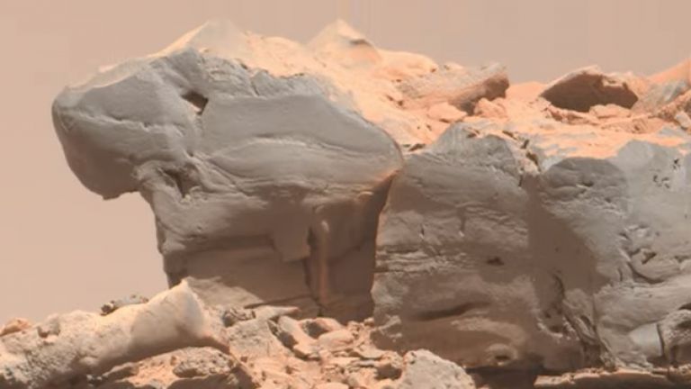 Роувърът "Кюриосити" засне камък като гущер на Марс (видео)