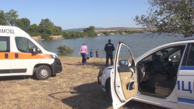  Издирват двама изчезнали от неделя риболовци в бургаско езеро 