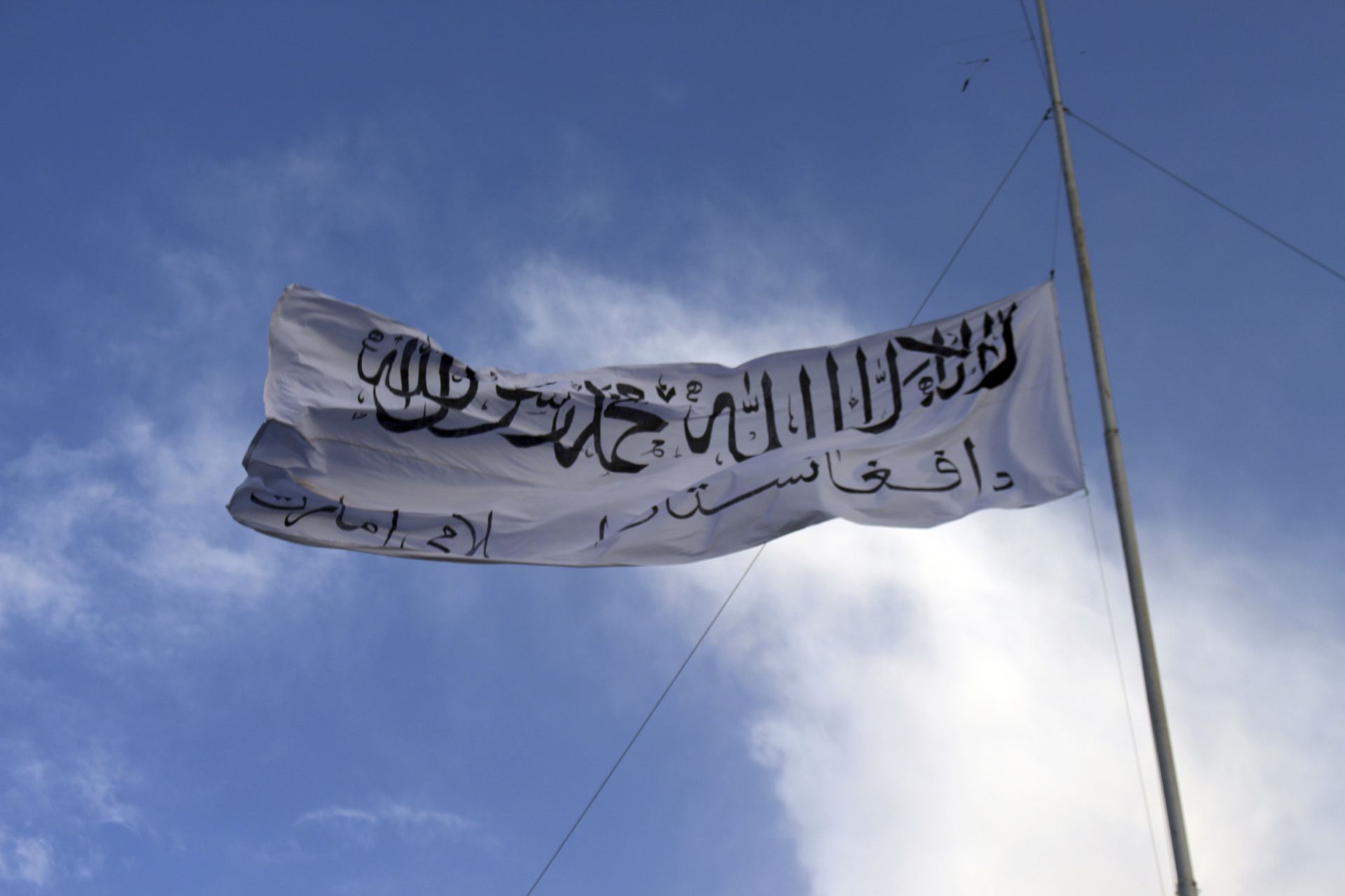 Талибаните издигат своето знаме в завзетите сгради 