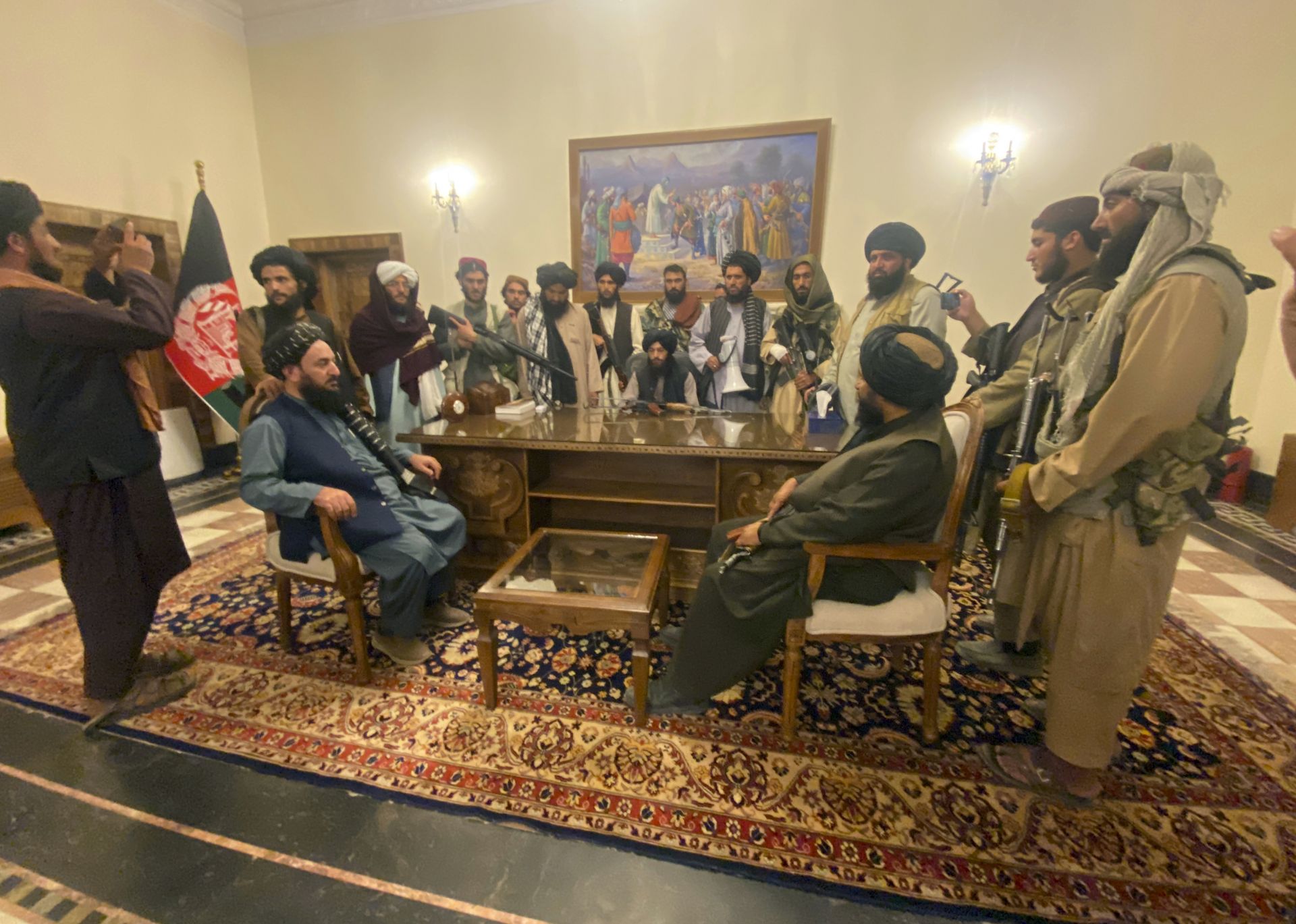 Талибаните празнуват, след като завзеха президентския дворец