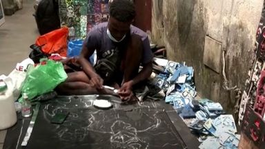 Художник от Кот д'Ивоар превръща изхвърлени джапанки в шедьоври