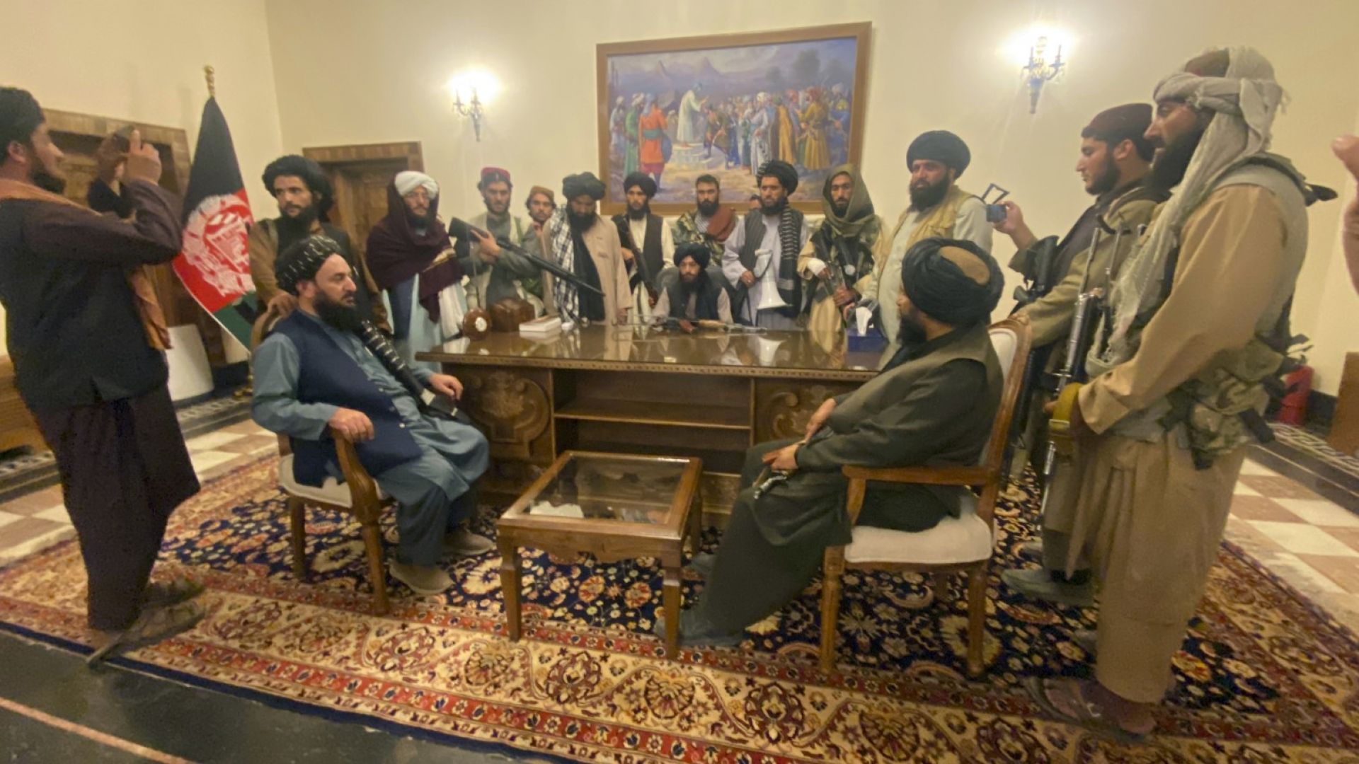 Талибаните заявиха, че са приключили войната, US армията "превзе" летището в Кабул