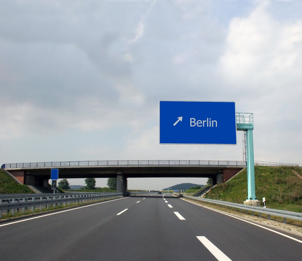 Управляващият директор на Autobahn GmbH Щефан Кренц заяви, че на изток много мостове са по-нови, а на запад състоянието им често пъти е по-лошо