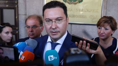 Депутатите от ГЕРБ СДС внесоха питане в Конституционния съд с искане